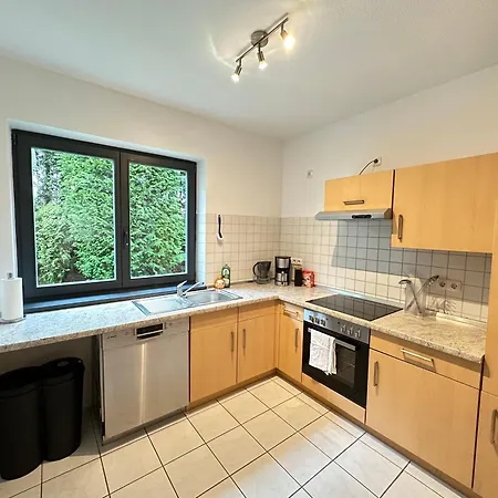 Bei Luebeck - Zentral An Der A1 - Parkplatz - Terrasse