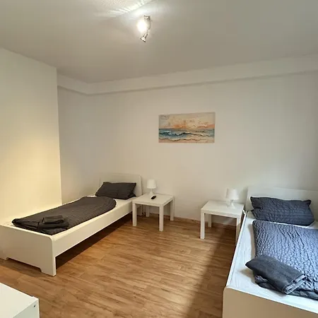 Bei Luebeck - Zentral An Der A1 - Parkplatz - Terrasse